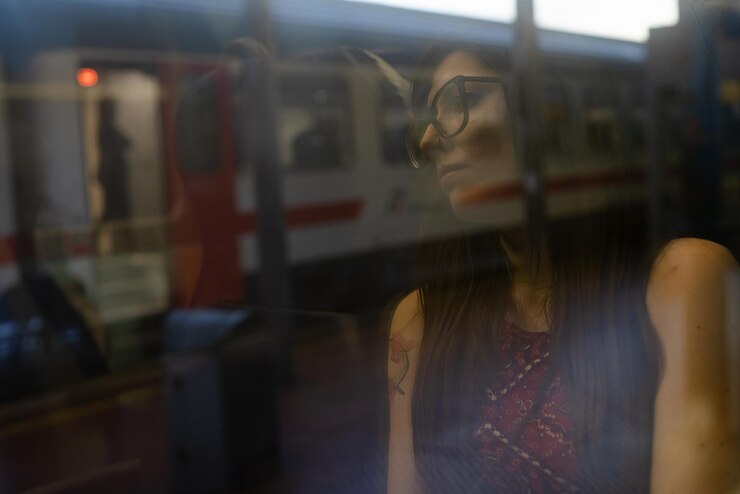 Foto durch das zugfenster sichtbare verschwommene bewegungen