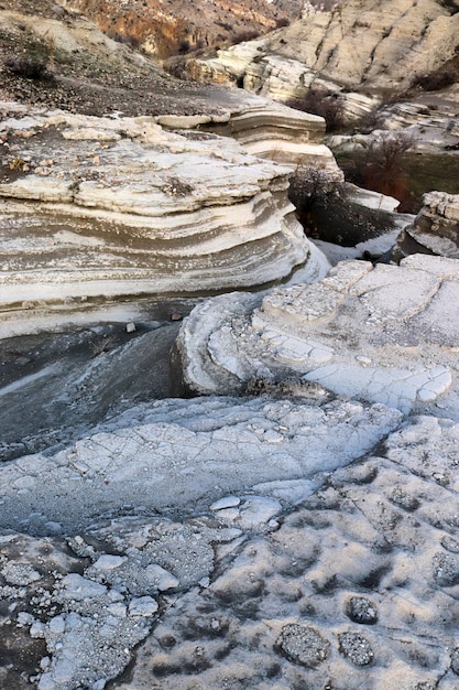 Durch den Wasserfluss erodierter Fels