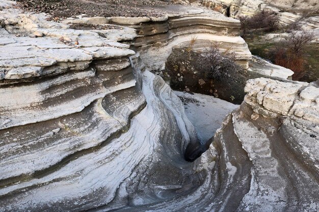 Durch den Wasserfluss erodierter Fels