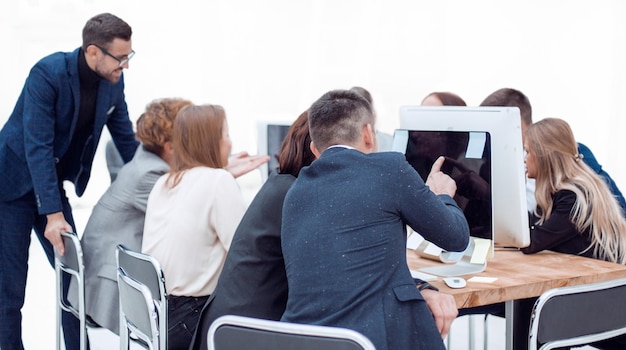 Durch die Glasarbeitsgruppe, die etwas im Büro bespricht