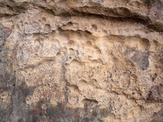 Durch Erosion durch Wind und Regen seit mehreren Jahren