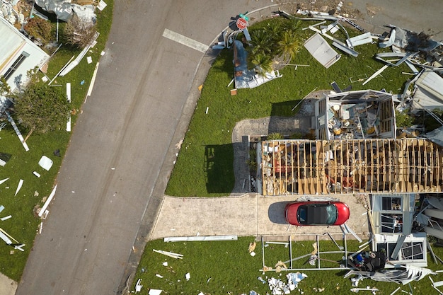 Durch Hurrikan schwer beschädigte Ian-Häuser in Floridas Wohnmobil-Wohngebiet Folgen einer Naturkatastrophe