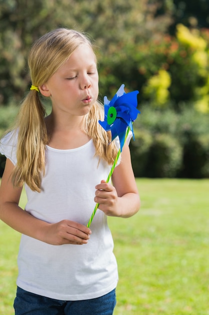 Durchbrennenpinwheel des jungen blonden Mädchens