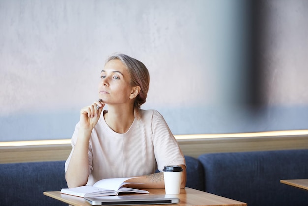 Durchdachte Frau im Café