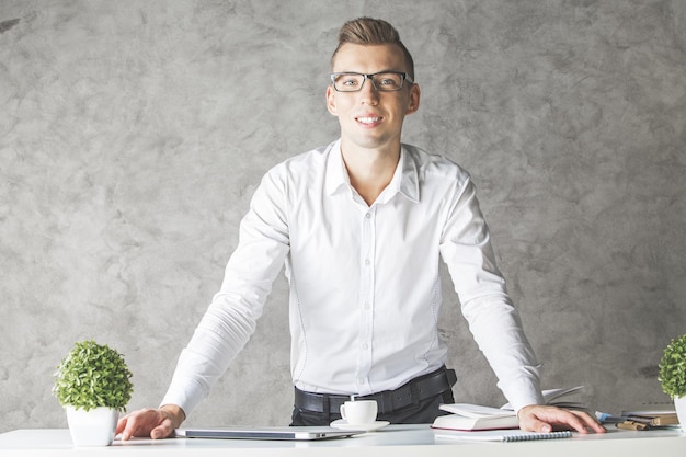 Foto durchdachter geschäftsmann am arbeitsplatz