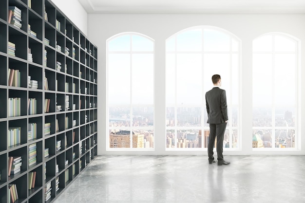 Durchdachter Geschäftsmann in der Bibliotheksseite