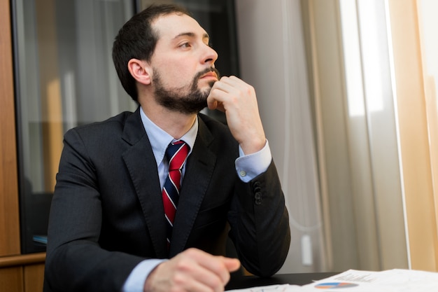 Durchdachter Manager in seinem Büro