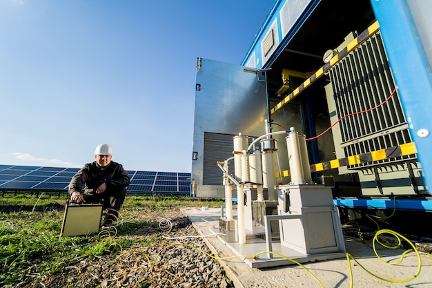 Foto durchführung von elektrischen messarbeiten am leistungstransformator