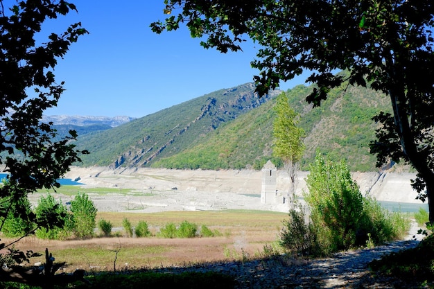 Durchgang zum verlassenen Dorf Mediano Es wurde für einen Damm überflutet und stand unter Wasser. Jetzt wurde es aufgrund der Dürre wieder sichtbar Aragonien Spanien