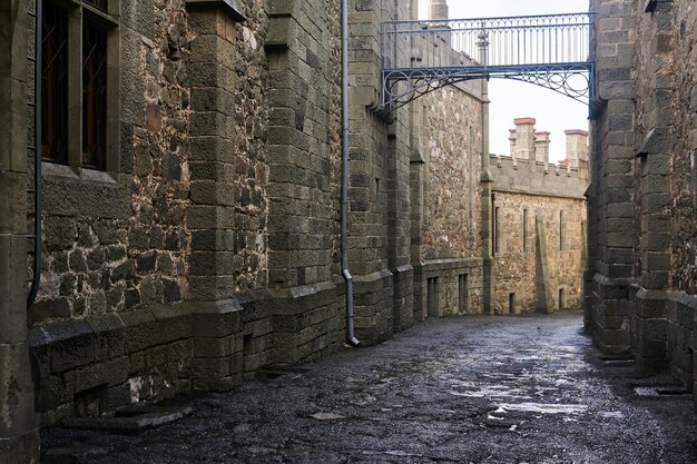 Durchgang zwischen den Mauern einer alten Burg, die wie eine mittelalterliche Straße aussieht