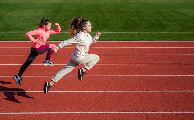 Durchhaltevermögen. Mädchen im Teenageralter laufen Marathon. Läufer im Rennwettbewerb. Sprinter beim Aufwärmen im Stadion-Fitnessstudio. kinder trainieren im schulsportunterricht. Geschwindigkeit und Bewegung. Einfach fliegen.