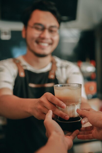 Foto durchschnitt eines mannes, der ein glas im restaurant trinkt