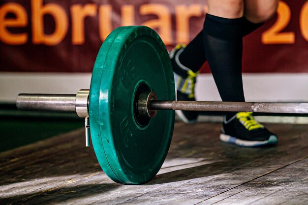 Foto durchschnitt eines mannes, der sich im fitnessstudio trainiert