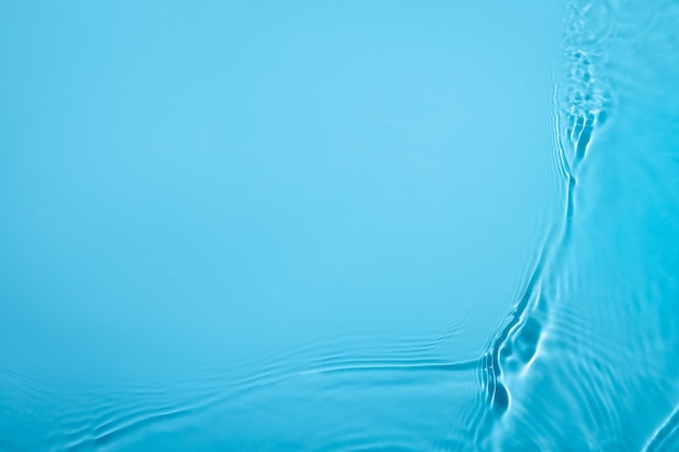 Durchsichtige, blaue, klare, ruhige Wasseroberflächenstruktur