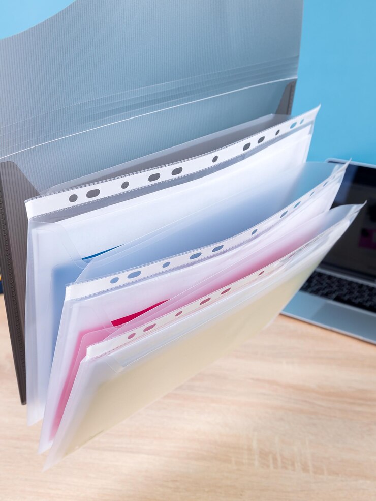 Foto durchsichtige bürofolder aus kunststoff auf hölzern hintergrund