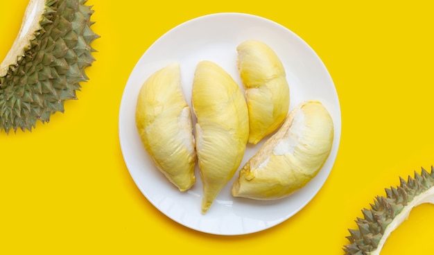 Durian auf gelbem Hintergrund. Ansicht von oben