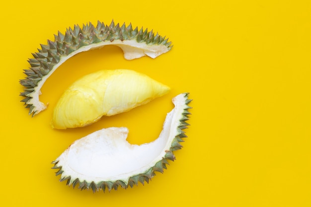 Durian auf gelbem Hintergrund. Platz kopieren