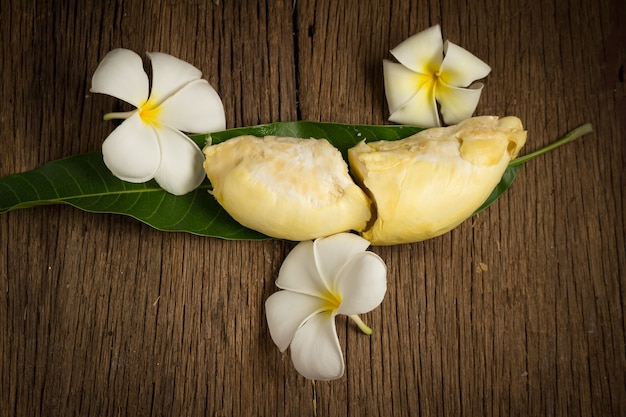 Durian descascou maduro. Rei da fruta Tailândia no chão da mesa de madeira