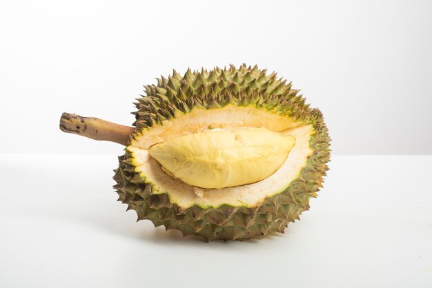 Durian em fundo branco