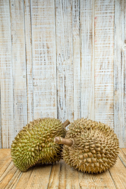 Durian em fundo de madeira, rei das frutas