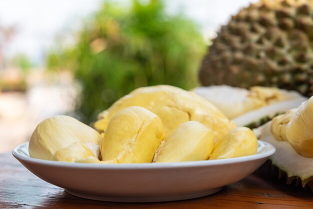 Foto durian es el rey de la fruta en tailandia y asia la fruta tiene una cáscara de picos y dulce puede comprar