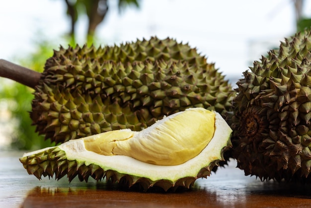 Foto durian es el rey de la fruta en tailandia y asia la fruta tiene una cáscara de picos y dulce puede comprar