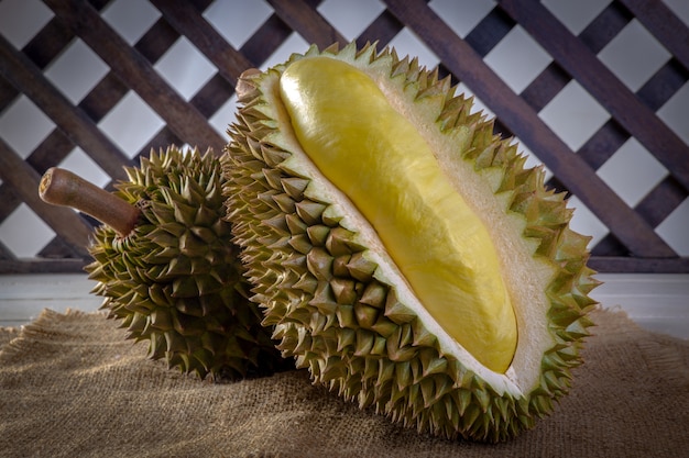 Durian en el fondo de madera.