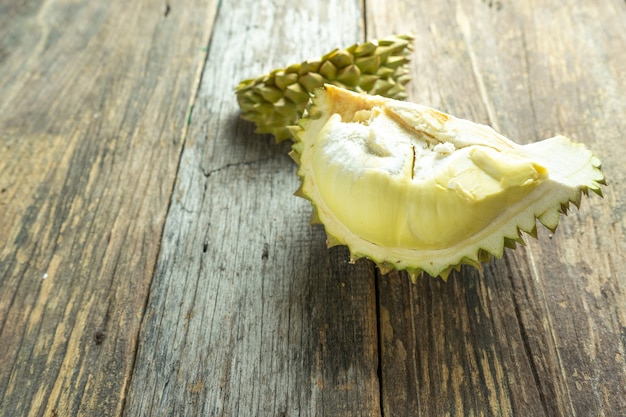 Foto durian fresco em fundo de madeira