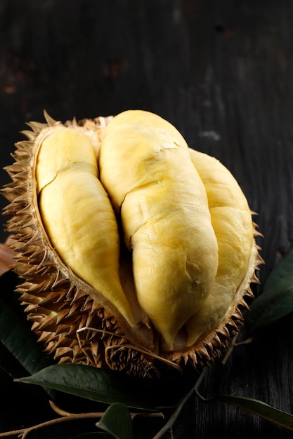 Durian fresco rey de la fruta sobre fondo de madera negra