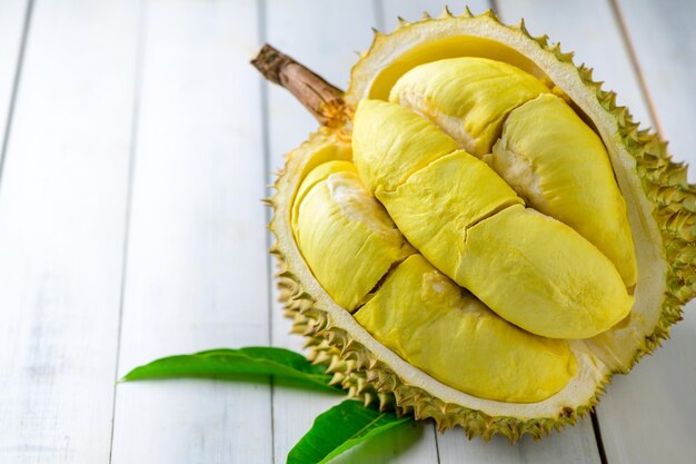 Durian-Frucht Reife Monthong-Durian auf weißem Holzhintergrund König der Früchte aus Thailand in der Sommersaison