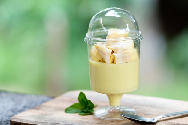 Foto durian fruchtpudding in einer tasse hausgemachten traditionellen fruchtdessert