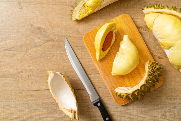 Durian gereift und frisch, Durianschale auf Holzbrett