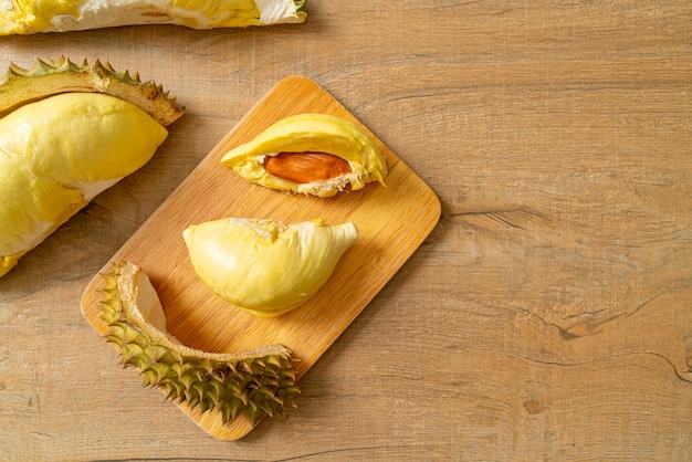 Durian gereift und frisch, Durianschale auf Holzbrett