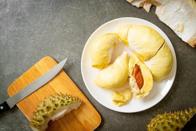 Durian gereift und frisch, Durianschale auf weißem Teller