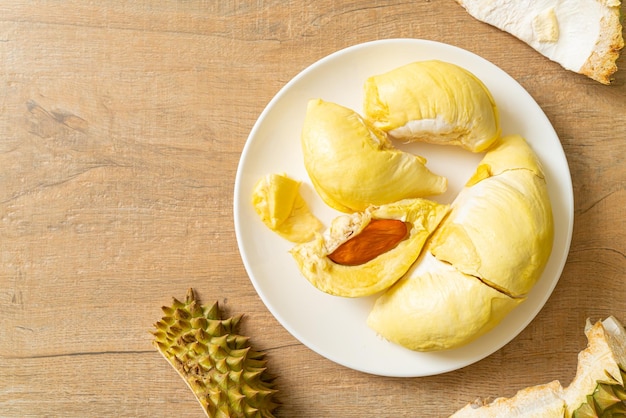 Durian maduro e casca de durian fresco