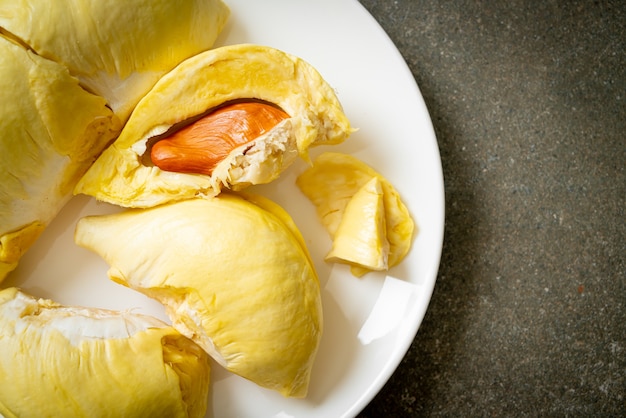 Durian maduro e fresco, casca de durian em prato branco