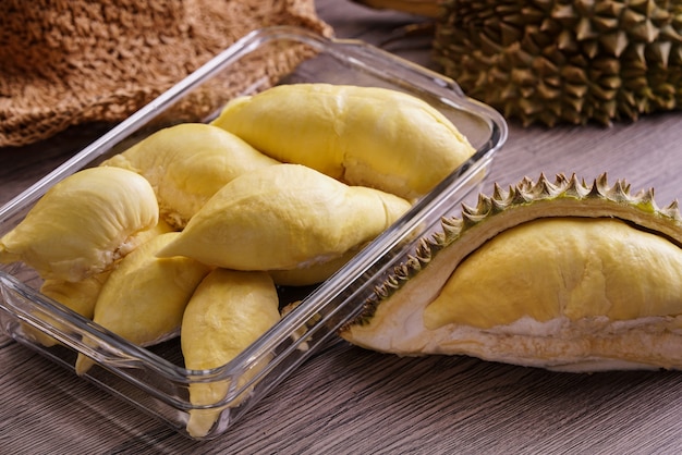 Foto durian maduro na mesa de madeira