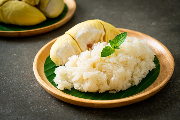 Durian mit klebrigem Reis - süße Durianschale mit gelber Bohne, reifer Durianreis gekocht mit Kokosmilch - asiatisches thailändisches Dessertsommer-Tropenfruchtessen