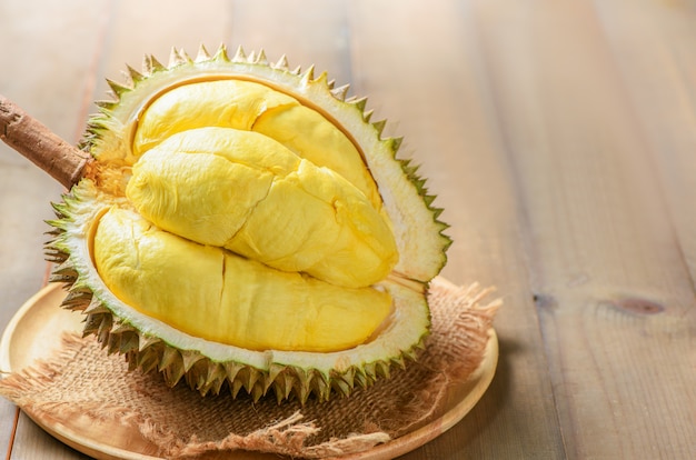 Durian o Durio zibthinus Murray sobre placa de madera. Rey de frutas de Tailandia en temporada de verano