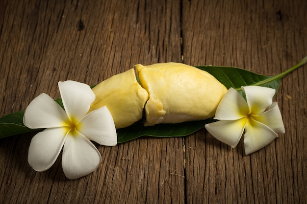 Durian pelado maduro. Rey de la fruta Tailandia en el piso de la mesa de madera