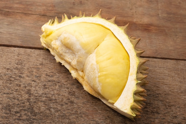 Durian, rey de las frutas, durian en mesa de madera