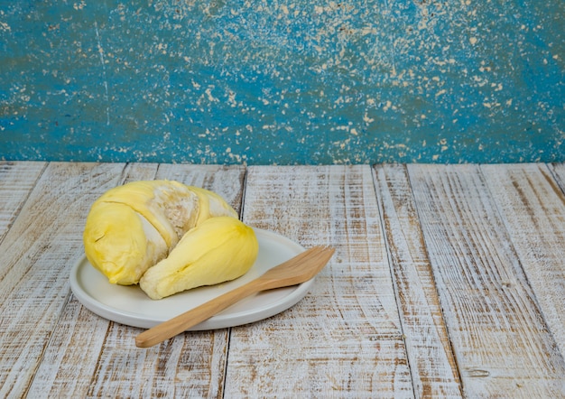 Durian sobre fondo de madera, rey de las frutas.