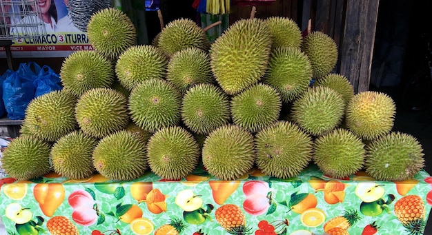 Durians para venda na barraca do mercado
