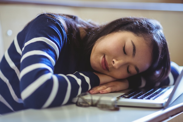 Durmiendo estudiante en la sala de conferencias