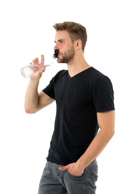 Durstgefühl Man Sportler halten Wasserflasche Guy Wasser trinken auf weißem Hintergrund Man Pflege Gesundheit und Wasserhaushalt Sportler Pflege Hydratation Wasser Ernährung Körper Gesunder Lebensstil-Konzept