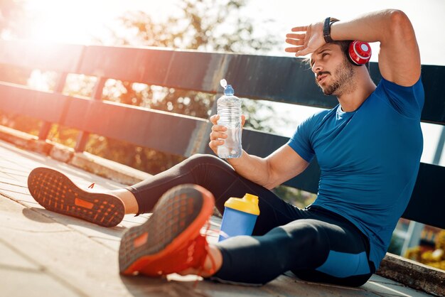 Durstiger Athlet trinkt Wasser nach dem Training