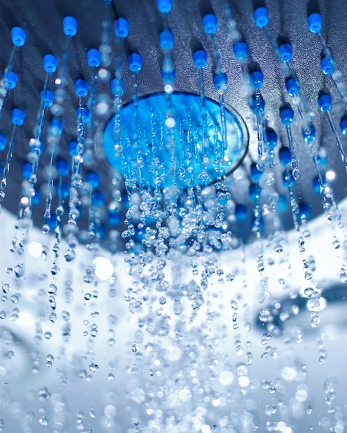 Duschen Sie mit fließenden Tropfen und Wasserströmen