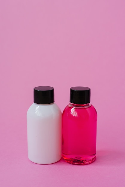 Duschgel und Shampoo in kleinen runden Flaschen