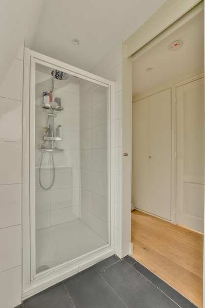 Duschkabine im modernen Badezimmer