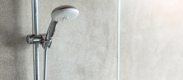 Duschkopf mit Wandhintergrund im modernen Badezimmer